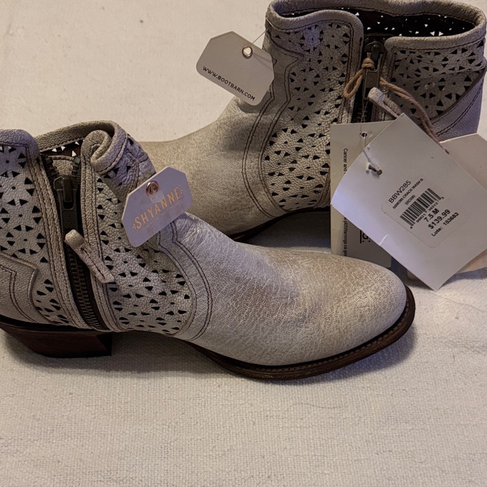 NWT-Shyanne Boot Barn bootie cowgirl shoe. SZ 7.5 M crack wash brown
U1